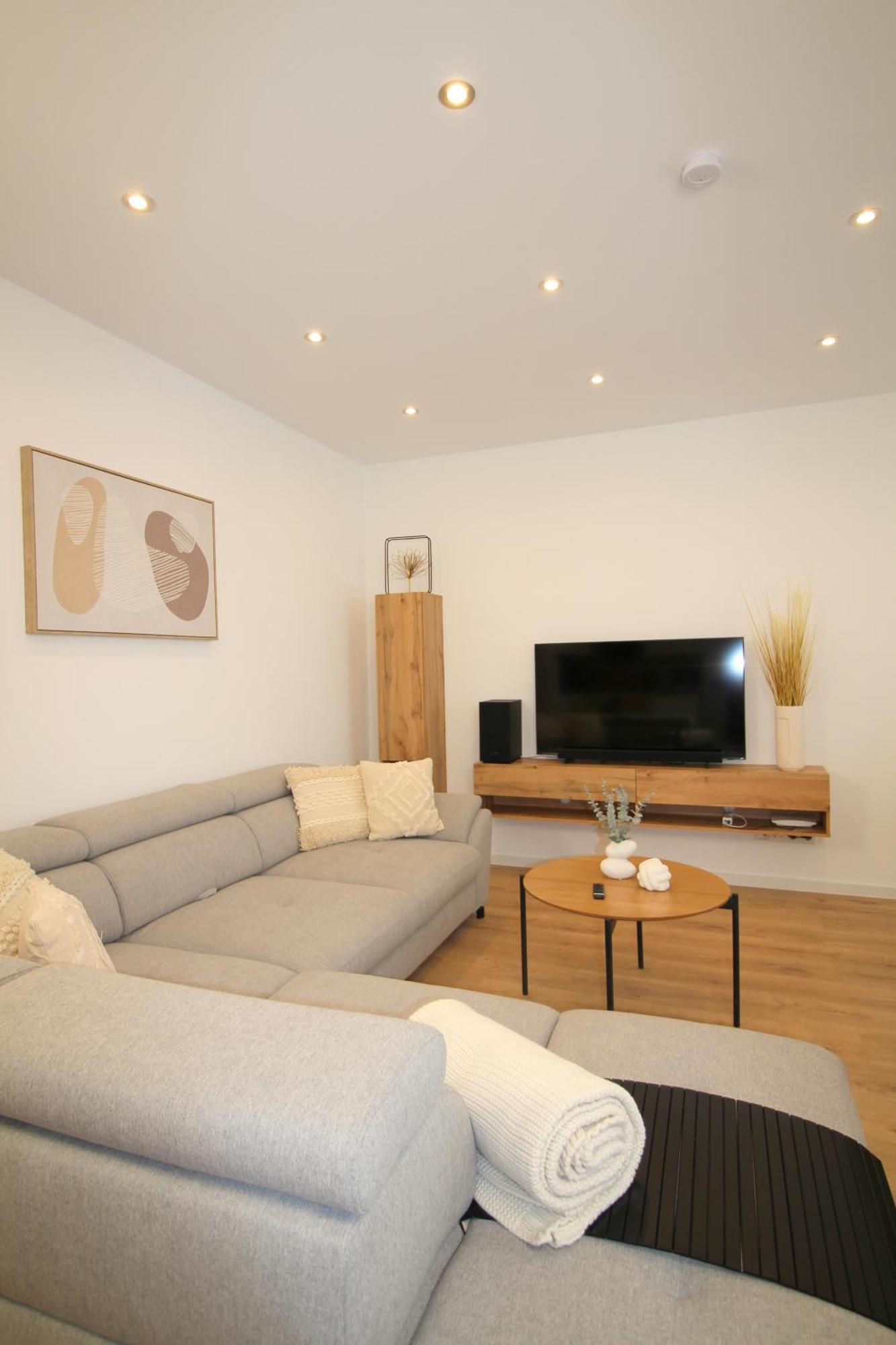 Apartment Mit Voll Ausgestatetter Kueche, Badewanne, Balkon, Parkplatz Vor Dem Haus, Ruhig Gelegen, Ada4 คูลม์บาค ภายนอก รูปภาพ
